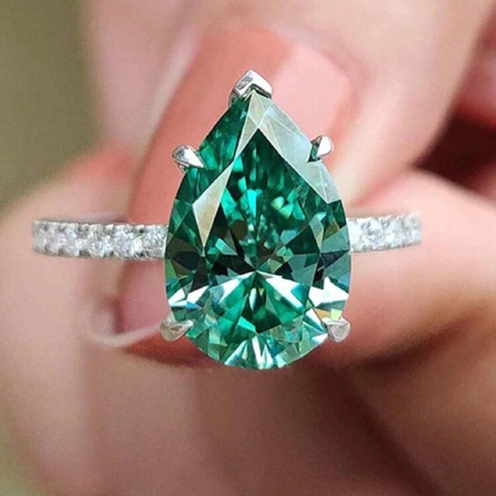 Elegant Silver and Green Gemstone Ring size 7 - Picture 5 of 5